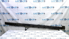The left door sill guard for an Audi Q7 16-25 is cracked.