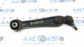 The front lower rear left control arm of a BMW X5 F15 14-18 is rusty, the ball joint is loose.
