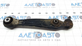 The front lower rear left control arm of a BMW X5 F15 14-18 is rusty, the ball joint is loose.