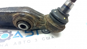 The front lower rear left control arm of a BMW X5 F15 14-18 is rusty, the ball joint is loose.