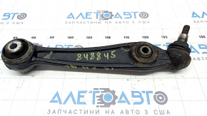 The front lower rear right control arm of a BMW X5 F15 14-18 is rusty, the ball joint is loose.