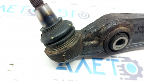 The front lower rear right control arm of a BMW X5 F15 14-18 is rusty, the ball joint is loose.