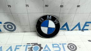 The hood emblem of the BMW 3 G20 19-24 is dented.