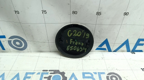 The hood emblem of the BMW 3 G20 19-24 is dented.