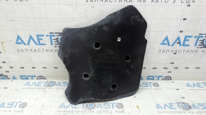 The rear right control arm cover under the spring of the BMW 3 G20 19-24 is worn and dented.