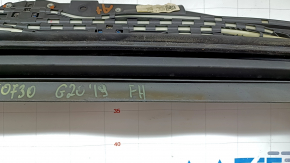 The sunroof mechanism on a BMW 3 G20 19-24 has a broken mount and is covered in soot.