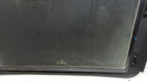 The sunroof glass of a BMW 3 G20 19-24 is covered in soot.