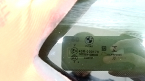 The sunroof glass of a BMW 3 G20 19-24 is covered in soot.