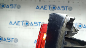 The inner tailgate light on the left Lexus NX200t NX300h has 15-17 scratches.