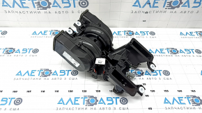 The fan in the center console of the BMW X5 G05 19-24 has a broken connector mount.