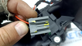 The fan in the center console of the BMW X5 G05 19-24 has a broken connector mount.