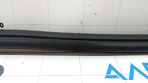 The front left door seal for the BMW X5 G05 19-24 is worn out.