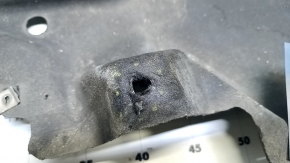 The front left underbody protection of the Audi Q8 19-25 is torn.