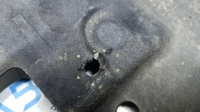 The front left underbody protection of the Audi Q8 19-25 is torn.