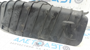 The lower control arm lining under the rear left spring of the Audi Q8 19-25 is worn out.