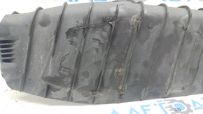 The lower control arm lining under the rear left spring of the Audi Q8 19-25 is worn out.