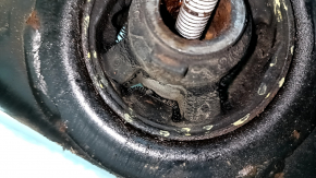 The rear subframe of a Mazda CX-5 17-24 is rusty, and the gearbox silent block is cracked.