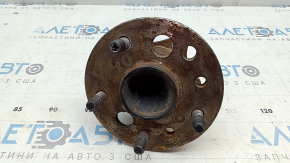 The rear left hub of a Toyota Camry v40 is rusty, the stud is missing, and the connector is broken.