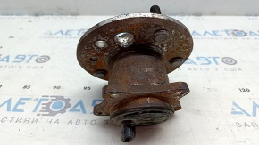 The rear left hub of a Toyota Camry v40 is rusty, the stud is missing, and the connector is broken.