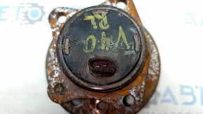 The rear left hub of a Toyota Camry v40 is rusty, the stud is missing, and the connector is broken.