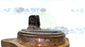 The rear left hub of a Toyota Camry v40 is rusty, the stud is missing, and the connector is broken.