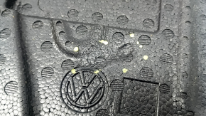 The tool tray for the VW Tiguan 18-22 is torn and dented.