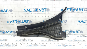 The left plastic windshield wiper grille of a VW Tiguan 18-24 is broken.