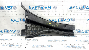 The left plastic windshield wiper grille of a VW Tiguan 18-24 is broken.