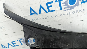 The left plastic windshield wiper grille of a VW Tiguan 18-24 is broken.