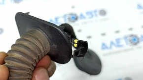 The rear right door wiring of a VW Tiguan 18-24 has a broken mount.
