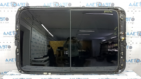 Panoramic view of the VW Tiguan 18-24, black curtain, sand on the glass, needs cleaning