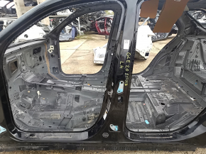 The central left body pillar of the Mercedes W167 GLE 350 450 20-24 on the body, pokes