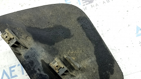 The rear left mudguard of the Ford Escape 13-19 is worn out.