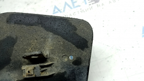 The rear left mudguard of the Ford Escape 13-19 is worn out.