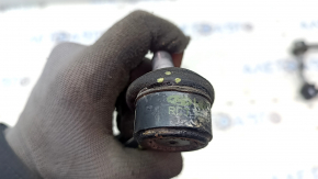 The rear right stabilizer link of a Kia EV6 22-24 has a torn boot.