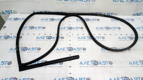 The rear right door seal of a Hyundai Tucson 16-21 has a torn fastening.