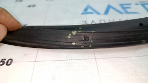 The rear right door seal of a Hyundai Tucson 16-21 has a torn fastening.