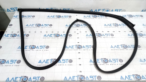 The front right door seal of a Hyundai Tucson 16-21 has torn fasteners.