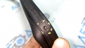 The front right door seal of a Hyundai Tucson 16-21 has torn fasteners.