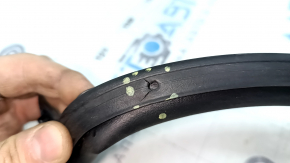 The front right door seal of a Hyundai Tucson 16-21 has torn fasteners.
