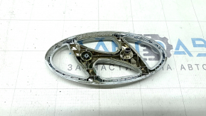 The Hyundai Tucson 16-21 trunk lid emblem has a broken mount.