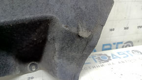 The front left underbody protection of the Audi Q7 16-25 2.0T is worn out.