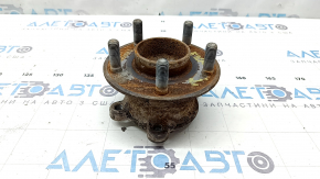 The rear right hub of a Ford Escape MK4 20-24 AWD is rusty.