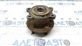The rear right hub of a Ford Escape MK4 20-24 AWD is rusty.