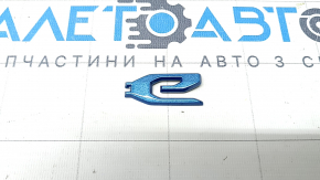 Emblem with the inscription "E" on the front left fender of a Jeep Grand Cherokee WL 22-25 PHEV, the guide is broken.