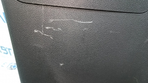 The lower trim panel of the tailgate of a Hyundai Tucson 16-21 is black, scratches, and the fastener is broken.