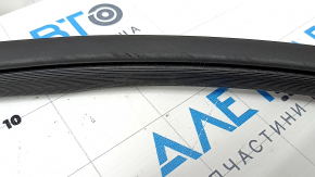 The front left door seal on a Jeep Grand Cherokee WL 21-25 is worn.