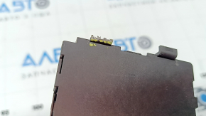 The driver's seat memory unit for the Jeep Grand Cherokee WL 21-23 has a broken mount.