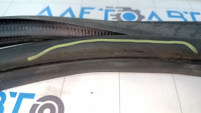 The front left door seal of the Hyundai Tucson 16-21 is worn out.