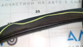 The front left door seal of the Hyundai Tucson 16-21 is worn out.